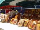 therearealsootherstallswithallmanneroflocalproduceandeverythingfromdecorationstotablecloths_small.jpg